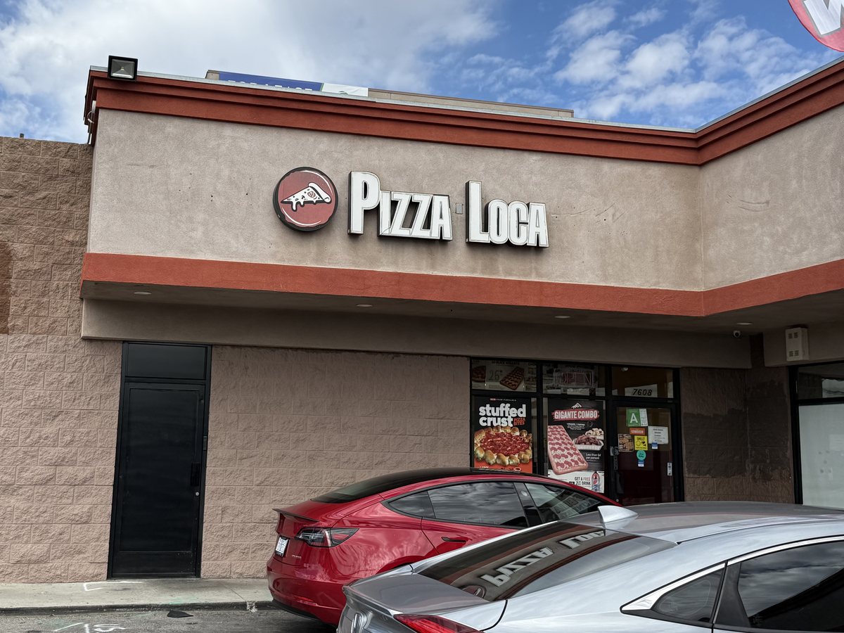 Fachada de PizzaLoca Sun Valley